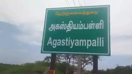 வேதாரண்யம்: கடந்த இரண்டு நாட்களாக தொடர்ந்து பெய்து வரும் கனமழையால் அகஸ்தியன் பள்ளி பகுதியில் பத்தாயிரம் ஏக்கர் உப்பளங்கள் பாதிப்பு உப்பு உற்பத்தி தேக்கம்