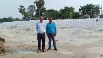 गरखा: परसा गंडक नदी के तटबंधों की मरम्मत कार्य का सीओ एवं कनीय अभियंता ने किया निरीक्षण