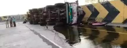 खेड: मुंबई-  गोवा महामार्गावरील भोस्ते घाटात ऑइल टँकर पलटी