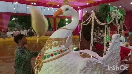 भारतपुरी के इस्कॉन मंदिर में भगवान कृष्ण और राधा जी को गर्मी से राहत के लिए नौका विहार उत्सव का आयोजन