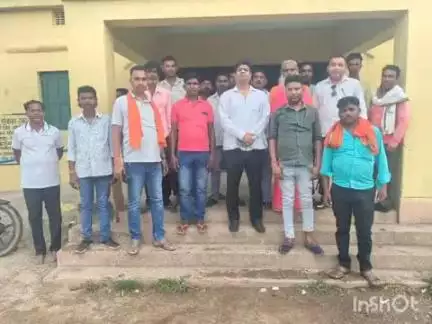 नीमडीह: आदरडीह में ग्रामीण समस्याओं पर इचागढ़ के भाजपा नेता पप्पू वर्मा ने ग्रामीणों के साथ बैठक की