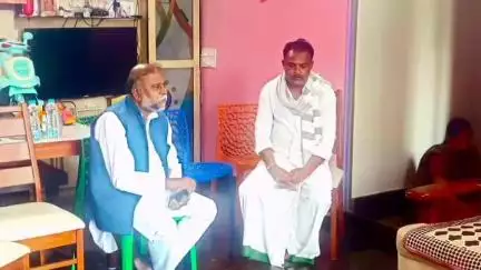 ಹೊಳಲ್ಕೆರೆ: ಅರೇನಹಳ್ಳಿ ಗ್ರಾಮದಲ್ಲಿ ರಸ್ತೆ ಅಪಘಾತದಲ್ಲಿ ನಾಲ್ವರು ಸಾವು ಪ್ರಕರಣ, ಮನೆಗೆ ಮಾಜಿ ಸಚಿವ ಆಂಜನೇಯ ಭೇಟಿ, ಸಾಂತ್ವನ