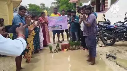 நாட்றாம்பள்ளி: சுண்ணாம்புகுட்டை பகுதியில் தார் சாலையில் மழைநீர் தேங்கியதால் செங்களுக்கு பூஜை செய்து நாத்துநட்டு ஊர் பொதுமக்கள் நூதன போராட்டம் வீடியோ வைரல்