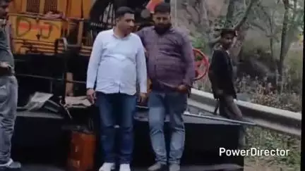 ओखलकांडा: खनस्यू से पटलोट मोटर मार्ग में हो रहे डामरीकरण कार्य का समाजसेवी डूंगर ढोलगांई ने किया निरीक्षण
