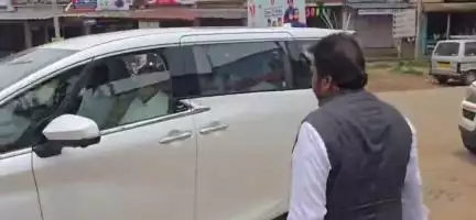 ಹಿರೇಕೆರೂರು: ಖಾಸಗಿ ಕಾರ್ಯಕ್ರಮದಲ್ಲಿ ಭಾಗಿಗೆ ಪಟ್ಟಣಕ್ಕೆ ಆಗಮಿಸಿದ ಮಾಜಿ ಸಿಎಂ ಬಿಎಸ್‌ವೈ ಸ್ವಾಗತಿಸಿದ ಮಾಜಿ ಸಚಿವ ಬಿ.ಸಿ ಪಾಟೀಲ್