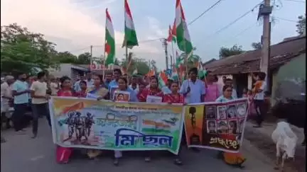 গোপীবল্লভপুর ২: দেশের বীর সেনাদের সম্মানে তপশিয়া বাজারে হল জাতীয়তাবাদী মিছিল, মিছিলে হাঁটলেন দল মত নির্বিশেষে সাধারণ মানুষ
