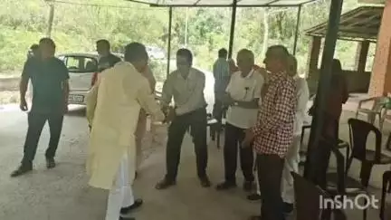 जसवां: जसवां प्रागपुर विधायक विक्रम ठाकुर ने पोलिंग बूथ मूंही के तहत विभिन्न क्षेत्रों में चलाया जनसंपर्क अभियान