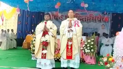 संत एंथोनी चर्च मालम नावाटोली में दो डीकनों का हुआ पावन अभिषेक, अमित व भूषण बने पुरोहित