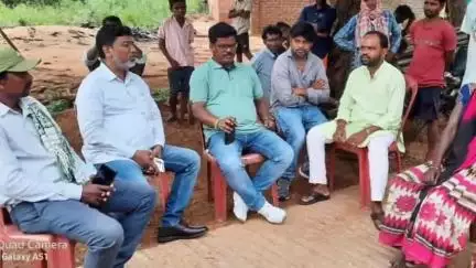 पेटरवार: पिपराटांड़ में वज्रपात से 7 वर्षीय आदिवासी बच्ची की मौत, झामुमो का प्रतिनिधिमंडल शोक संतप्त परिजनों से मिला