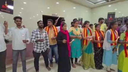 ஸ்ரீரங்கம்: வயலூர் பகுதியில் முள்ளிவாய்க்கால் நினைவேந்தல் தினத்தை அனுசரித்த TVK வினர் கைகளில் மெழுகுவர்த்தி ஏந்தி அஞ்சலி
