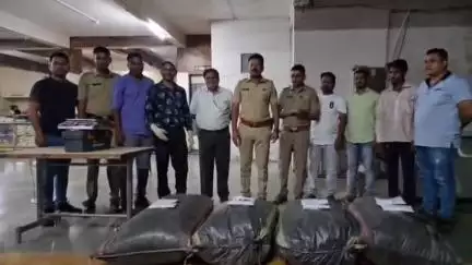नवापूर: गंगापूर शिवारातील हॉटेल महालक्ष्मी प्रांगणात उभ्या ट्रॉलामधून विसरवाडी पोलिसांनी अमली पदार्थ मुद्देमाल केला जप्त
