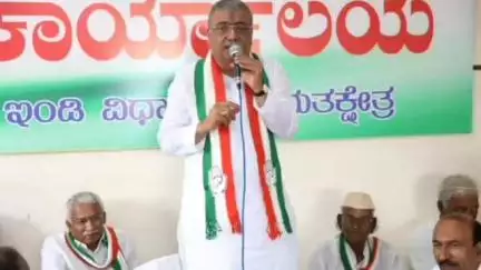 ಇಂಡಿ: ಪಟ್ಟಣದ ಕಾಂಗ್ರೆಸ್ ಕಾರ್ಯಾಲಯದಲ್ಲಿ ಕಾರ್ಯಕರ್ತರ ಸಭೆ ನಡೆಸಿದ ಸಚಿವ ಆರ್ ಬಿ ತಿಮ್ಮಾಪುರ
