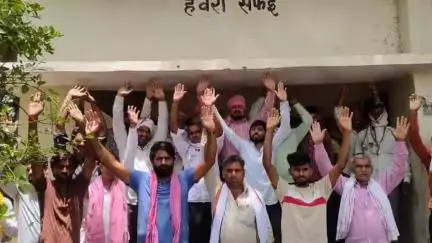 सैफई: बिजली कटौती से सूख रही फसलें, किसानों ने विद्युत उपकेंद्र हेवरा पर तीन घंटे तक किया हंगामा