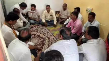 जाफराबाद: पारध बु.येथे मयत शेतकऱ्याच्या घरी आमदार संतोष पाटील दानवे यांनी दिली सांत्वन पर भेट