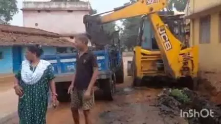 दुर्गुकोंदल: दुर्गुकोंदल की सरपंच शकुंतला नरेटी अपने कर्तव्यों में सजगता के साथ नालियों की सफाई करवाते दिखीं
