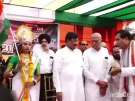 बल्लारपूर: आमदार सुधीर मुनगंटीवार यांच्या नेतृत्वात निघालेल्या तिरंगा रॅलीला बल्लारपूरकरांचा उत्स्फूर्त प्रतिसाद