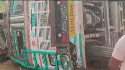 कलियासोल: कालूबथान ओपी क्षेत्र में अवैध कोयला लदा ट्रक पलटा, पुलिस जांच में जुटी