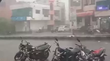 बदनापूर: बदनापूर बस स्थानक परिसरात व शहरात तसेच परिसरात जोरदार वादळीवाऱ्यासह अवकाळी पाऊस,जनजीवन विस्कळीत