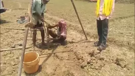 देव: पथरा में अंबेडकर आवासीय छात्रावास निर्माण के लिए विभागीय टीम ने किया जमीन का सर्वे, मिटी जांच की प्रक्रिया संपन्न