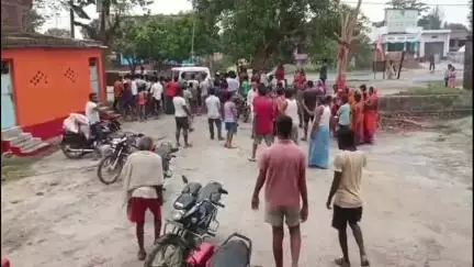 लौरिया: मंदिर की दान पेटी तोड़कर पैसे चुराते हुए एक चोर को ग्रामीणों ने पकड़ा