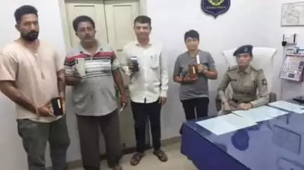 રાણાવાવ: "તેરા તુજકો અર્પણ" કાર્યક્રમ અંતર્ગત રાણાવાવ પોલીસે ખોવાઈ ગયેલ 4 મોબાઈલ શોધી કાઢી મૂળ માલિકને પરત સોંપ્યા
