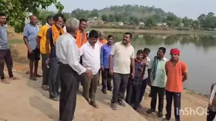केशकाल: सुरडोंगर तालाब में सफाई के दौरान सफेद कपड़े में बंधी मिली हिंदू देवी-देवताओं की फोटो, धर्मांतरण का लग रहा है मामला