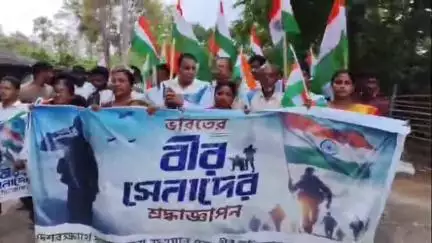 আউশগ্রাম ২: বীর সেনাদের শ্রদ্ধা জানাতে মিছিল করা হল আউশগ্রামের প্রতাপপুর ও বেরেন্ডায়,জাতীয় পতাকা হাতে মিছিলে হাঁটেন তৃণমূল নেতারা