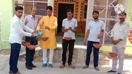 राहुवास: ऑपरेशन सिंदूर में देश के जवानों के नाम पक्षी मित्र अभियान के तहत निरर्झरना में लगाए परिंडे, पशुओं को दिया गया चारा