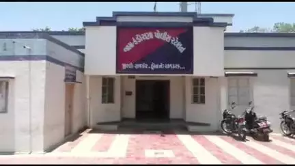 જામકંડોરણા: જામકંડોરણા તાલુકાના કાના વડાળા ગામે ઇંગ્લિશ દારૂની રેડ કરી પોલીસે એક વ્યક્તિને 48 નંગ બોટલ સાથે ઝડપી પાડ્યો