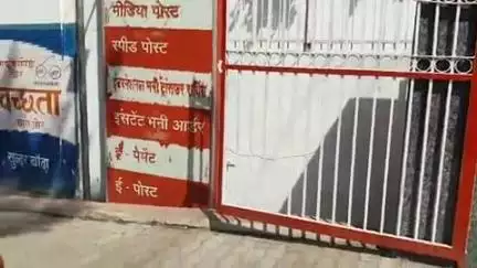 बांदा पोस्ट ऑफिस पर आधार कार्ड बनवाने वालों  लगी लंबी कतार नहीं हो रहा है  काम बांदा उत्तर प्रदेश #public #banda#