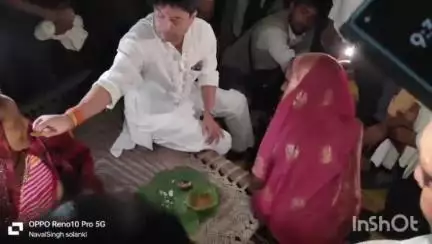 रन्नौद: नैनागिर में केंद्रीय मंत्री सिंधिया ने भील समाज संग खटिया पर बैठकर खाना खाया, वीडियो वायरल