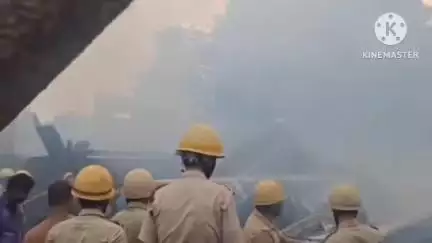 বিষ্ণুপুর ২: নান্দাভাঙ্গা এলাকায় একটি কাঠের মিলসহ ৫টি বাড়িতে বিধ্বংসী অগ্নিকাণ্ডের ঘটনা ঘটে  ঘটনাস্থলে দমকলের দুটি ইঞ্জিন