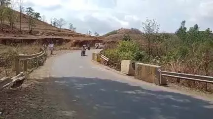 शाहूवाडी: कोल्हापूर रत्नागिरी महामार्गावर जुळेवाडी खिंडीत ट्रक पुलावरून कोसळला, चालक जागीच ठार.