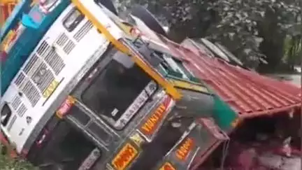 নাওবৈচা: নাওবৈচাত পথ দুৰ্ঘটনা, নিয়ন্ত্ৰণ হেৰুৱাই ৰাষ্ট্ৰীয় ঘাইপথৰ দাঁতিত বাগৰিল ট্ৰাক , সামান্য পৰিমাণে আঘাতপ্ৰাপ্ত হয় চালক