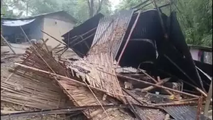 মৰঙী: মৰঙিৰ নুমলীগড় চাহ বাগিচাৰ বৰলাইনত বন্যহস্তীৰ উপদ্ৰৱ, ভাঙি তচনচ কৰিলে কেইবাটাও বাসগৃহ, কথমপি প্ৰাণৰক্ষা এটা পৰিয়ালৰ