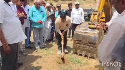 દહેગામ: બાબરા, પાટનાકુવા, ઉદણ ગામે તળાવ ઊંડા કરવાની કામગીરીનું ધારાસભ્ય બલરાજસિંહ ચૌહાણે ખાતમુહૂર્ત કર્યું