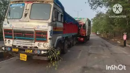 एन एच सड़क पर हिर्री माइंस के पास दो ट्रैकों की टक्कर में पीछे के ट्रक चालक की केविन में दबने से मौत
