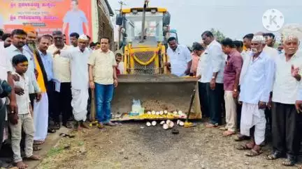 ಚಿಕ್ಕೋಡಿ: ಕೆರೂರ ಗ್ರಾಮದಲ್ಲಿ 2.40 ಕೋಟಿ ರೂ. ವೆಚ್ಚದ ರಸ್ತೆ ಕಾಮಗಾರಿಗೆ ಭೂಮಿಪೂಜೆ ನೆರವೇರಿಸಿದ ಶಾಸಕ ಗಣೇಶ ಹುಕ್ಕೇರಿ