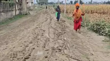 बनमा इटहरी: सामुदायिक स्वास्थ्य केंद्र बनमा ईटहरी जाने वाली सड़क जर्जर, स्वास्थ्य कर्मी सहित मरीजों की बढ़ी परेशानी #jansamasya