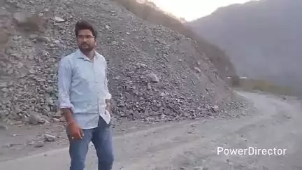 ओखलकांडा: खनस्यू सिमलीया साननी मोटर मार्ग में एक साल से गिरा है मलवा, दुर्घटना का खतरा, विभाग से हटाने की मांग