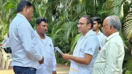 सनावद: डूडगांव में विधायक बिरला ने अपने निवास पर ग्रामवासियों की समस्याएं सुनीं