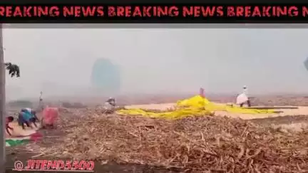 ग्राम मझगांवा में अचानक से मक्का की नरवाई में लगी आग जिससे खेत में रखा मक्का को बाल बाल बचाया गया