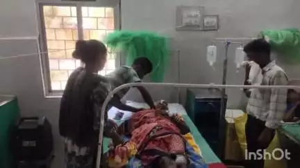 फरसगांव: नगर के चिकन मार्केट के पास पिकअप ने ऑटो को टक्कर मारी, ऑटो चालक सहित 8 लोग घायल, एक घायल जिला अस्पताल रेफर