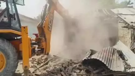 तुरकौलिया: तुरकौलिया के अशर्फी साह टोला में न्यायालय के निर्देश पर सोमवार को पुलिस व दंडाधिकारी की उपस्थिति में अतिक्रमण हटाया गया