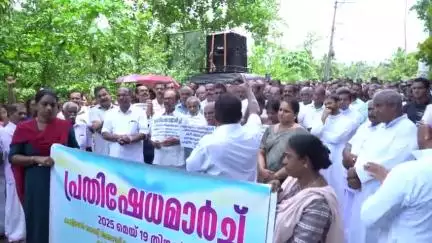 തൊടുപുഴ: നാരങ്ങാനത്തെ കുരിശ് പൊളിച്ച് നീക്കിയ സംഭവം, വിശ്വാസികൾ കാളിയാർ റെയിഞ്ച് ഫോറസ്റ്റ് ഓഫീസിലേക്ക് മാർച്ച് നടത്തി