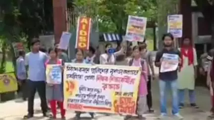 পাঁশকুড়া: ছাত্র ধর্মঘট সফল করতে পাঁশকুড়া বনমালী কলেজে গেটে পিকেটিং AIDSO-র সদস্যদের