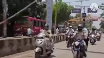 भाटापारा: SP भावना गुप्ता के नेतृत्व में भाटापारा में निकाली गई यातायात जागरूकता बाइक रैली, बिना हेलमेट चालकों को दिए गए हेलमेट