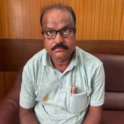 ಸವಣೂರು: ಅಡ್ಮಿಷನ್ ಮಾಡಿಕೊಳ್ಳಲು ಪಟ್ಟಣದಲ್ಲಿ ಲಂಚ ಪಡೆಯುತ್ತಿದ್ದ ವೇಳೆ, ಕರ್ನಾಟಕ ಪಬ್ಲಿಕ್ ಶಾಲೆಯ ಮುಖ್ಯ ಶಿಕ್ಷಕ ಲೋಕಾಯುಕ್ತ ಬಲೆಗೆ