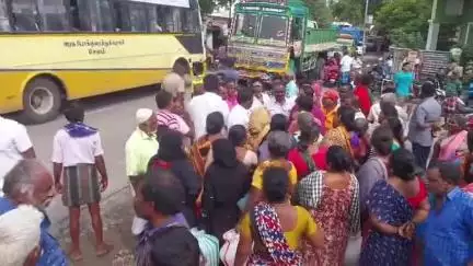 ஆத்தூர்: ஆத்தூர் அம்பேத்கர்  நகர் பகுதிக்கு முறையாக குடிநீர் விநியோகம் இல்லை எனக் கூறி பொதுமக்கள் சாலை மறியல் போக்குவரத்து பாதிப்பு