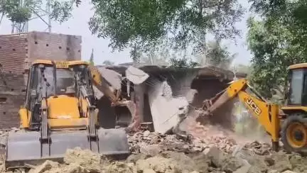রানিনগর ২: কাতলামারী গ্রামে কলকাতা হাইকোর্টের নির্দেশে তিনটি বাড়ি ভেঙে দিল প্রশাসন